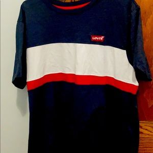 levi’s t-shirt